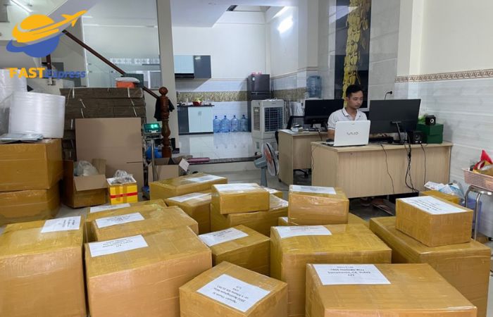 hang-hoa-duoc-dong-goi-can-than